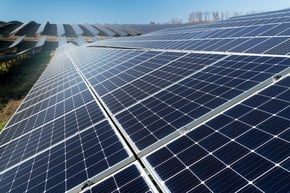 belle-centrale-energie-alternative-panneaux-solaires